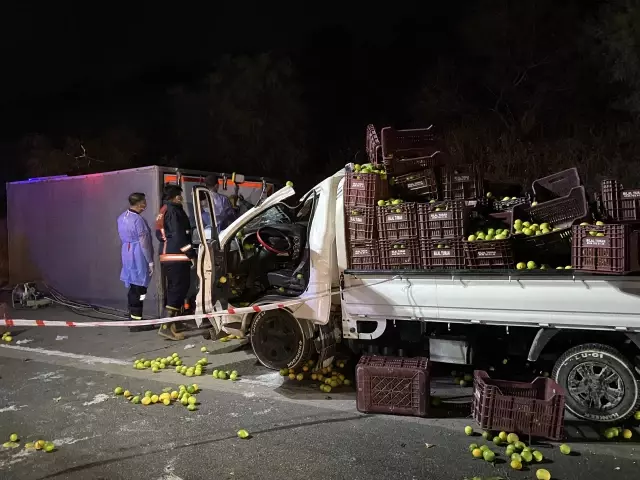 Kamyon ile kamyonet çarpıştı: 1 ölü, 3 yaralı Kamyon ile kamyonet çarpıştı: 1 ölü, 3 yaralı