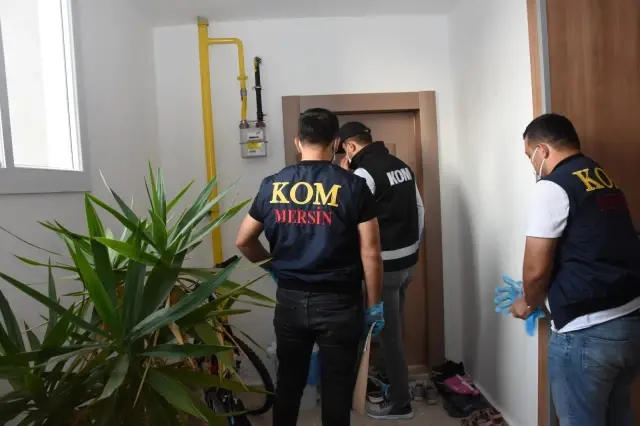 Mersin merkezli organize suç örgütü operasyonunda yakalanan 96 şüpheliden 21'i tutuklandı Mersin merkezli organize suç örgütü operasyonunda yakalanan 96 şüpheliden 21'i tutuklandı