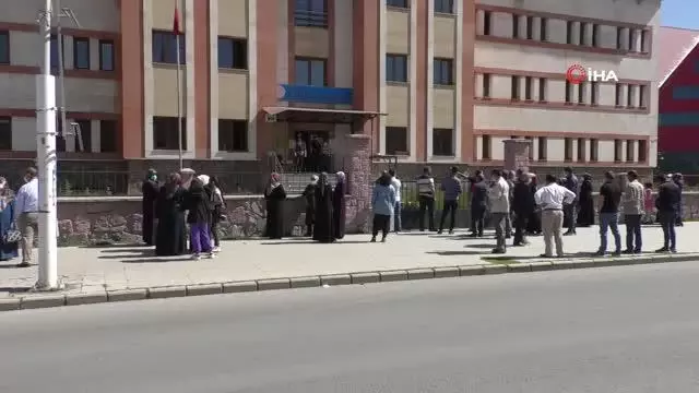 Bursa'da öğrencilerin LGS heyecanı Bursa'da öğrencilerin LGS heyecanı