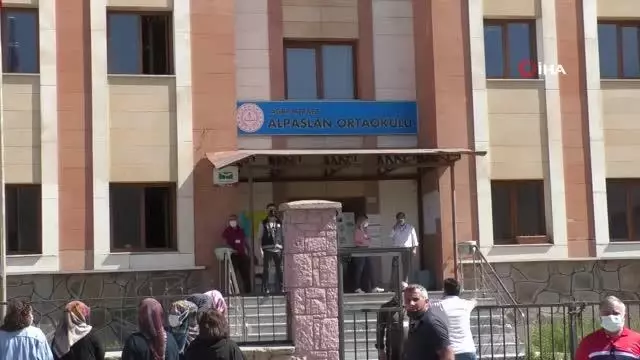 Bursa'da öğrencilerin LGS heyecanı Bursa'da öğrencilerin LGS heyecanı