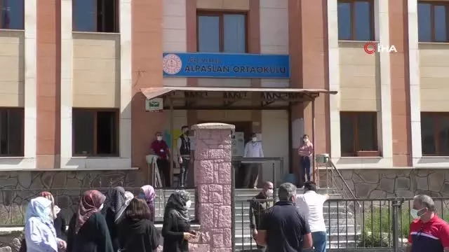 Bursa'da öğrencilerin LGS heyecanı Bursa'da öğrencilerin LGS heyecanı