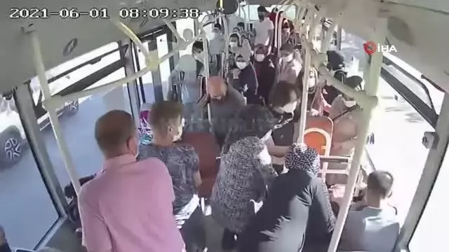Otobüs şoförü böyle hayat kurtardı...Otobüste ağrıdan nefesi kesilen kadının imdadına otobüs şoförü yetişti Otobüs şoförü böyle hayat kurtardı...Otobüste ağrıdan nefesi kesilen kadının imdadına otobüs şoförü yetişti