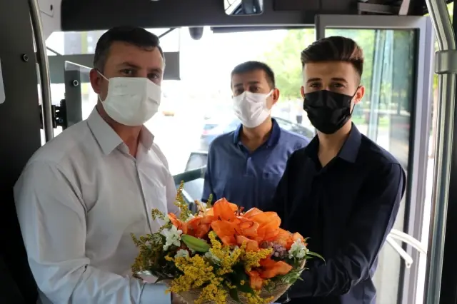 Otobüs şoförü böyle hayat kurtardı...Otobüste ağrıdan nefesi kesilen kadının imdadına otobüs şoförü yetişti Otobüs şoförü böyle hayat kurtardı...Otobüste ağrıdan nefesi kesilen kadının imdadına otobüs şoförü yetişti
