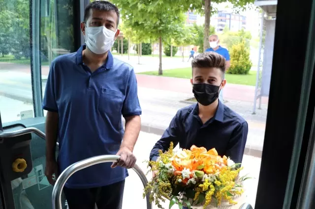 Otobüs şoförü böyle hayat kurtardı...Otobüste ağrıdan nefesi kesilen kadının imdadına otobüs şoförü yetişti Otobüs şoförü böyle hayat kurtardı...Otobüste ağrıdan nefesi kesilen kadının imdadına otobüs şoförü yetişti