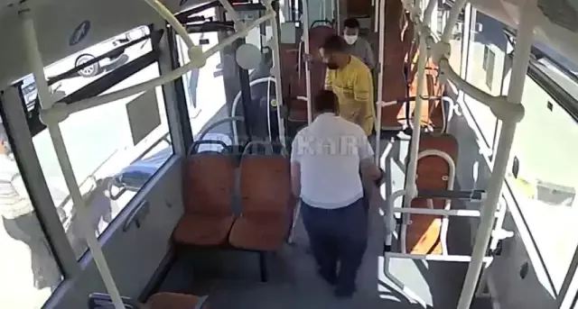Otobüs şoförü böyle hayat kurtardı...Otobüste ağrıdan nefesi kesilen kadının imdadına otobüs şoförü yetişti Otobüs şoförü böyle hayat kurtardı...Otobüste ağrıdan nefesi kesilen kadının imdadına otobüs şoförü yetişti