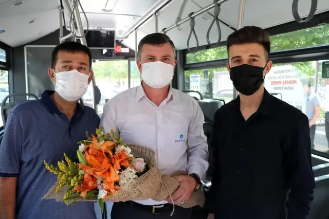 Otobüs şoförü böyle hayat kurtardı...Otobüste ağrıdan nefesi kesilen kadının imdadına otobüs şoförü yetişti Otobüs şoförü böyle hayat kurtardı...Otobüste ağrıdan nefesi kesilen kadının imdadına otobüs şoförü yetişti