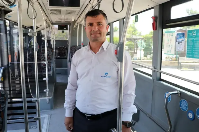 Otobüs şoförü böyle hayat kurtardı...Otobüste ağrıdan nefesi kesilen kadının imdadına otobüs şoförü yetişti Otobüs şoförü böyle hayat kurtardı...Otobüste ağrıdan nefesi kesilen kadının imdadına otobüs şoförü yetişti