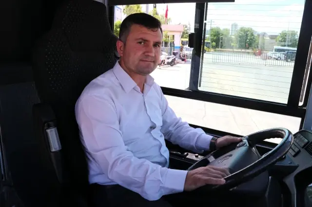 Otobüs şoförü böyle hayat kurtardı...Otobüste ağrıdan nefesi kesilen kadının imdadına otobüs şoförü yetişti Otobüs şoförü böyle hayat kurtardı...Otobüste ağrıdan nefesi kesilen kadının imdadına otobüs şoförü yetişti