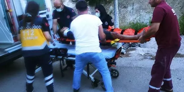 Otomobil ve iki motosikletin karıştığı kazada 3 kişi yaralandı Otomobil ve iki motosikletin karıştığı kazada 3 kişi yaralandı