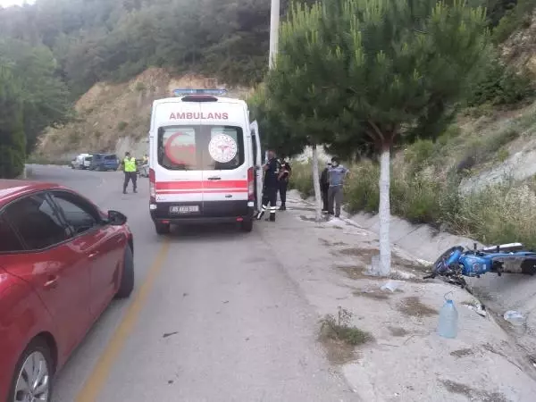 Otomobil ve iki motosikletin karıştığı kazada 3 kişi yaralandı Otomobil ve iki motosikletin karıştığı kazada 3 kişi yaralandı