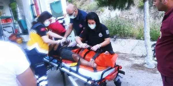 Otomobil ve iki motosikletin karıştığı kazada 3 kişi yaralandı Otomobil ve iki motosikletin karıştığı kazada 3 kişi yaralandı
