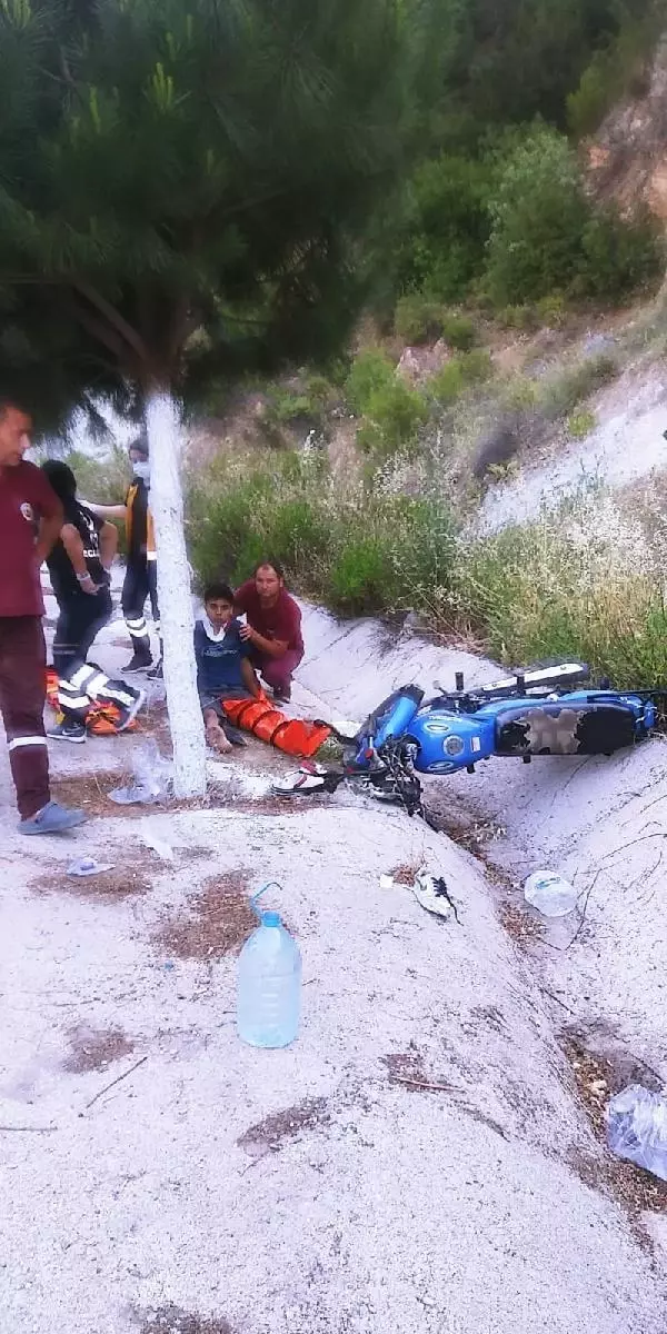 Otomobil ve iki motosikletin karıştığı kazada 3 kişi yaralandı Otomobil ve iki motosikletin karıştığı kazada 3 kişi yaralandı