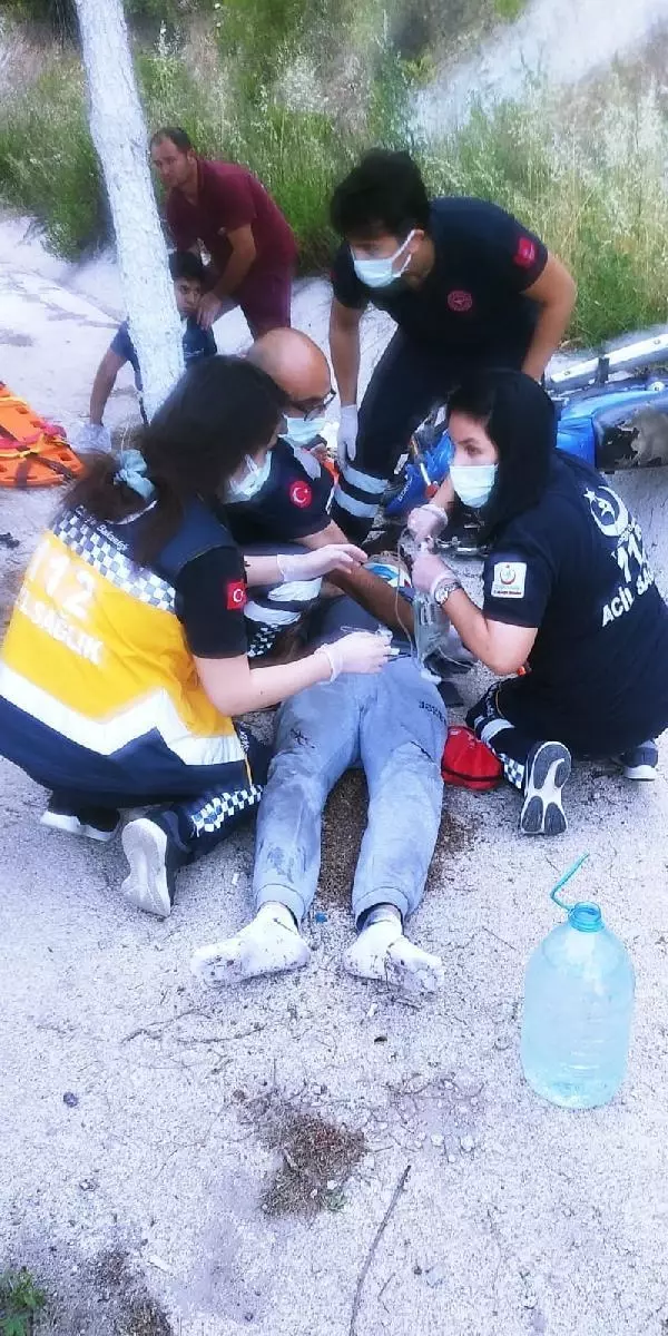 Otomobil ve iki motosikletin karıştığı kazada 3 kişi yaralandı Otomobil ve iki motosikletin karıştığı kazada 3 kişi yaralandı