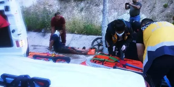 Otomobil ve iki motosikletin karıştığı kazada 3 kişi yaralandı Otomobil ve iki motosikletin karıştığı kazada 3 kişi yaralandı