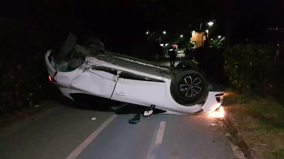 Otomobilin mantar bariyerlere çarparak devrilmesi güvenlik kamerasında