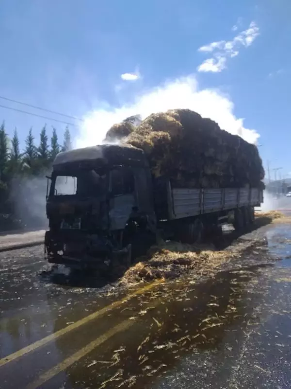 Saman yüklü kamyon seyir halindeyken alev aldı Saman yüklü kamyon seyir halindeyken alev aldı