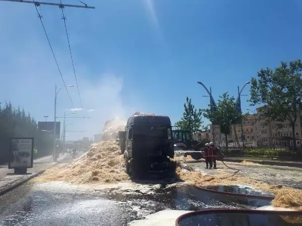 Saman yüklü kamyon seyir halindeyken alev aldı Saman yüklü kamyon seyir halindeyken alev aldı