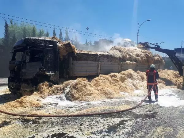 Saman yüklü kamyon seyir halindeyken alev aldı Saman yüklü kamyon seyir halindeyken alev aldı