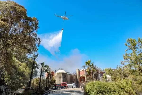 ANTALYA SERİK'TEKİ YANGIN EV VE SERAYA 100 METRE KALA SÖNDÜRÜLDÜ ANTALYA SERİK'TEKİ YANGIN EV VE SERAYA 100 METRE KALA SÖNDÜRÜLDÜ