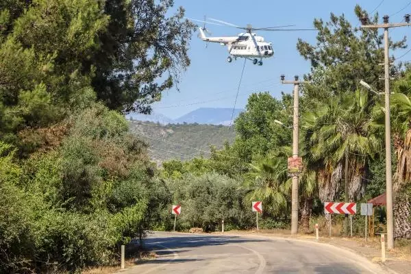 ANTALYA SERİK'TEKİ YANGIN EV VE SERAYA 100 METRE KALA SÖNDÜRÜLDÜ ANTALYA SERİK'TEKİ YANGIN EV VE SERAYA 100 METRE KALA SÖNDÜRÜLDÜ