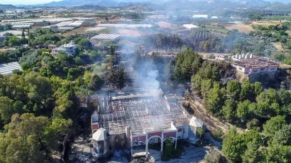 ANTALYA SERİK'TEKİ YANGIN EV VE SERAYA 100 METRE KALA SÖNDÜRÜLDÜ ANTALYA SERİK'TEKİ YANGIN EV VE SERAYA 100 METRE KALA SÖNDÜRÜLDÜ