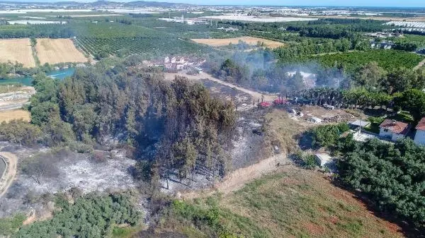 ANTALYA SERİK'TEKİ YANGIN EV VE SERAYA 100 METRE KALA SÖNDÜRÜLDÜ ANTALYA SERİK'TEKİ YANGIN EV VE SERAYA 100 METRE KALA SÖNDÜRÜLDÜ