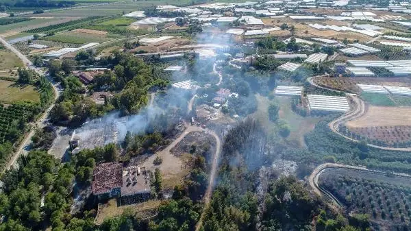 ANTALYA SERİK'TEKİ YANGIN EV VE SERAYA 100 METRE KALA SÖNDÜRÜLDÜ ANTALYA SERİK'TEKİ YANGIN EV VE SERAYA 100 METRE KALA SÖNDÜRÜLDÜ