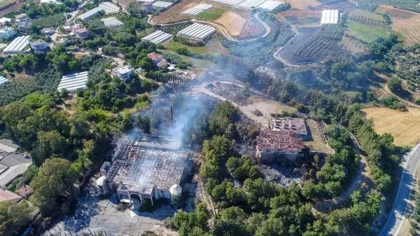 ANTALYA SERİK'TEKİ YANGIN EV VE SERAYA 100 METRE KALA SÖNDÜRÜLDÜ ANTALYA SERİK'TEKİ YANGIN EV VE SERAYA 100 METRE KALA SÖNDÜRÜLDÜ