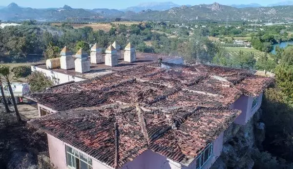 ANTALYA SERİK'TEKİ YANGIN EV VE SERAYA 100 METRE KALA SÖNDÜRÜLDÜ ANTALYA SERİK'TEKİ YANGIN EV VE SERAYA 100 METRE KALA SÖNDÜRÜLDÜ