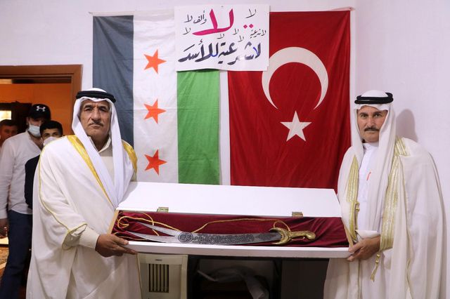 Suriyeli Abraz aşireti, ata yadigarı kılıcı Cumhurbaşkanı Erdoğan'a hediye etmek istiyor Suriyeli Abraz aşireti, ata yadigarı kılıcı Cumhurbaşkanı Erdoğan'a hediye etmek istiyor