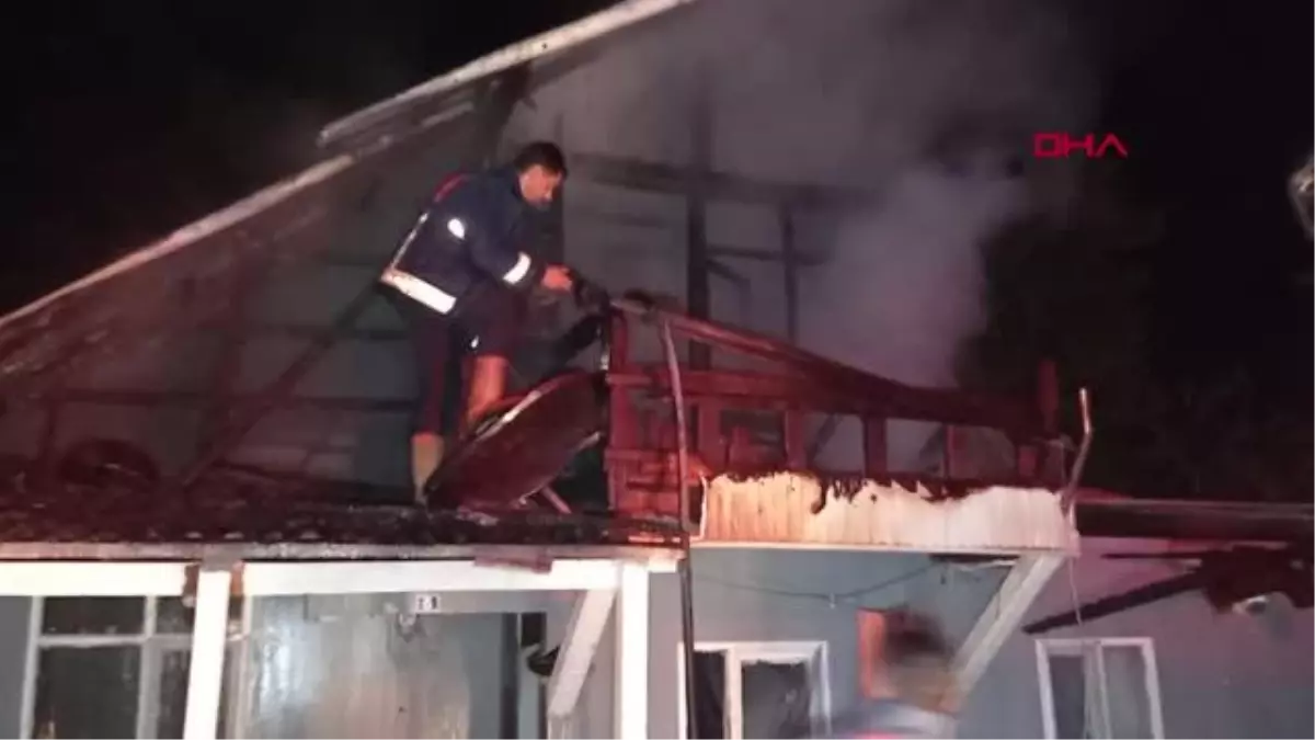 TEK KATLI EVİN ÇATISI YANDI