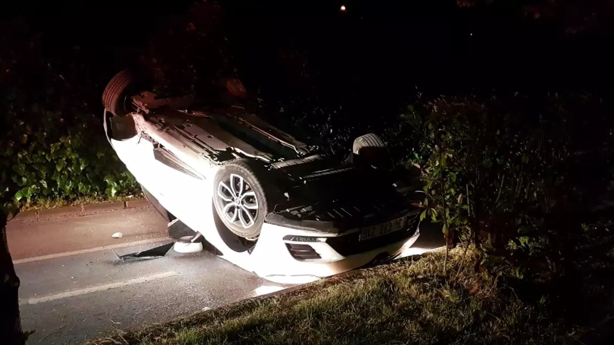 Trafiğe kapalı yolda bariyerlere çarpan otomobil böyle takla attı