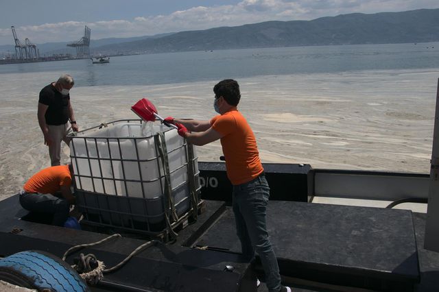vatandaslar deniz salyasini kureklerle toplad 6 14182950 o