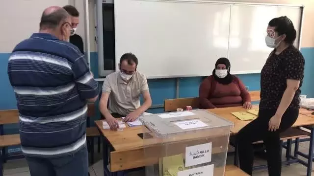İskenderun - Vatandaşlar muhtarlık seçimi için sandık başında İskenderun - Vatandaşlar muhtarlık seçimi için sandık başında