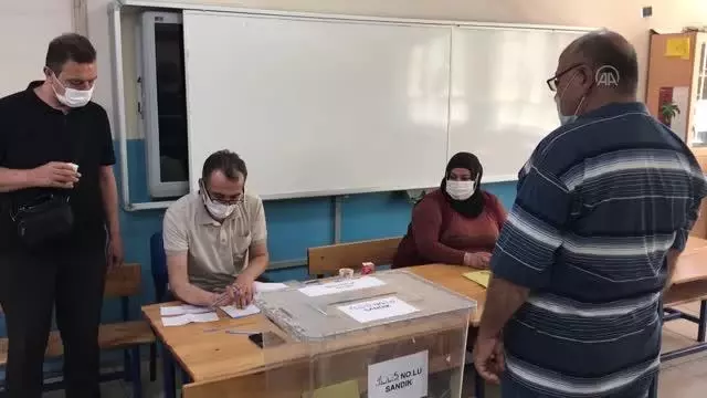 İskenderun - Vatandaşlar muhtarlık seçimi için sandık başında İskenderun - Vatandaşlar muhtarlık seçimi için sandık başında