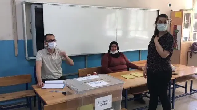 İskenderun - Vatandaşlar muhtarlık seçimi için sandık başında İskenderun - Vatandaşlar muhtarlık seçimi için sandık başında