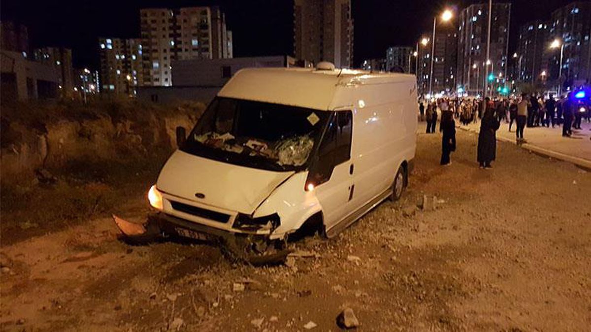 4 yaşındaki kızı ile kaldırımda yürürken minibüs çarpan kadın, yaşamını yitirdi