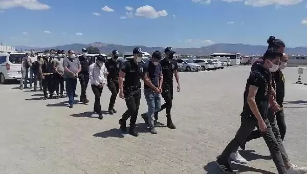 Son dakika haberleri | AYDIN MERKEZLİ 7 İLDE DOLANDIRICILIK OPERASYONU 15 ŞÜPHELİ ADLİYEDE Son dakika haberleri | AYDIN MERKEZLİ 7 İLDE DOLANDIRICILIK OPERASYONU 15 ŞÜPHELİ ADLİYEDE