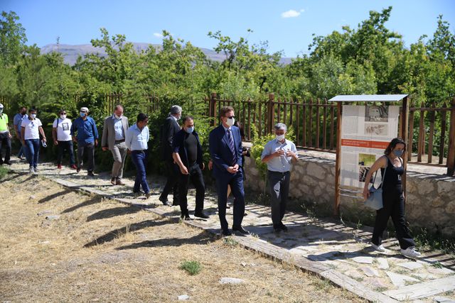 AB Büyükelçisi Nikolaus Meyer-Landrut, Malatya'da Arslantepe Höyüğü'nü ziyaret etti Açıklaması AB Büyükelçisi Nikolaus Meyer-Landrut, Malatya'da Arslantepe Höyüğü'nü ziyaret etti Açıklaması