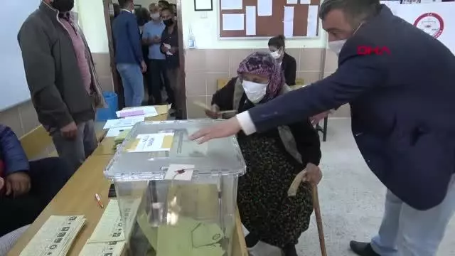 AFYONKARAHİSAR GÜNEY'DEKİ SEÇİMDE ADAYA ÇIKAN 1 OY MERAK KONUSU OLDU AFYONKARAHİSAR GÜNEY'DEKİ SEÇİMDE ADAYA ÇIKAN 1 OY MERAK KONUSU OLDU