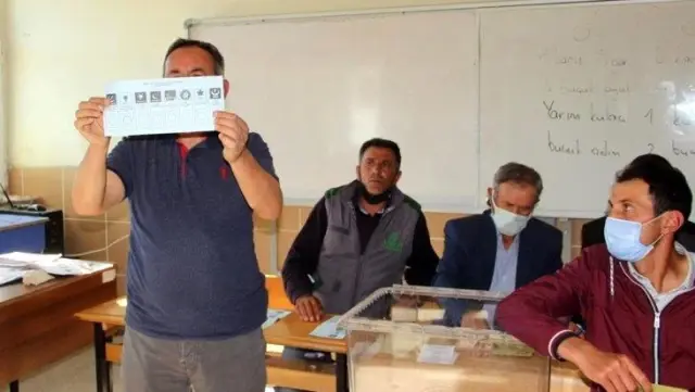 Afyonkarahisar'ın Güney beldesinde yapılan seçimlerde en büyük sürprizi Büyük Birlik Partisi yaptı Afyonkarahisar'ın Güney beldesinde yapılan seçimlerde en büyük sürprizi Büyük Birlik Partisi yaptı