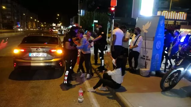 Antalya'da alkollü sürücü 5 araca çarpıp hurdaya çevirdi: 2 yaralı Antalya'da alkollü sürücü 5 araca çarpıp hurdaya çevirdi: 2 yaralı