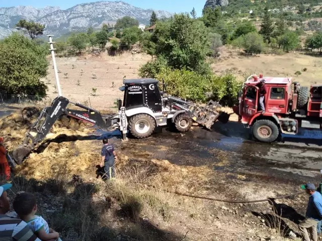 Antalya'da saman yüklü kamyon seyir halindeyken alev aldı Antalya'da saman yüklü kamyon seyir halindeyken alev aldı