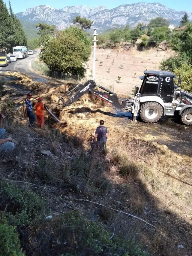 Antalya'da saman yüklü kamyon seyir halindeyken alev aldı Antalya'da saman yüklü kamyon seyir halindeyken alev aldı