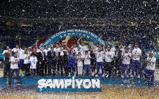 Basketbol Süper Ligi'nde şampiyon Anadolu Efes, kupasını aldı