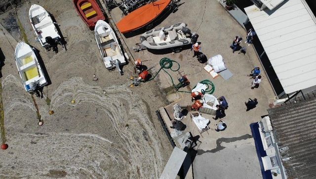 caddebostan sahili nde musilaj temizligi hava 14183990 o