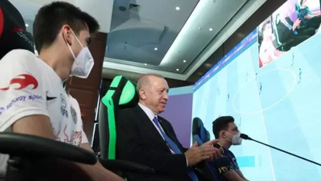 Cumhurbaşkanı Erdoğan, AK Parti Gençlik Kollarınca düzenlenen Espor turnuvasının final maçını izledi Cumhurbaşkanı Erdoğan, AK Parti Gençlik Kollarınca düzenlenen Espor turnuvasının final maçını izledi