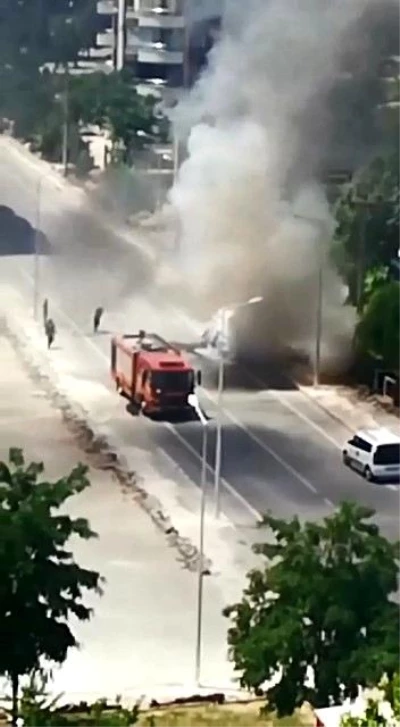 Diyarbakır'da alevlere teslim olan otomobil paniğe neden oldu