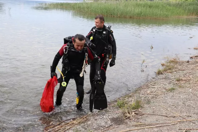 Gönüllüler, Karadeniz sahili ile Sapanca Gölü çevresindeki çöpleri topladı