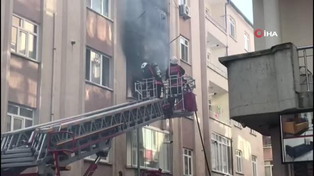 Elazığ'da ev yangını: 3 kişi dumandan etkilendi Elazığ'da ev yangını: 3 kişi dumandan etkilendi